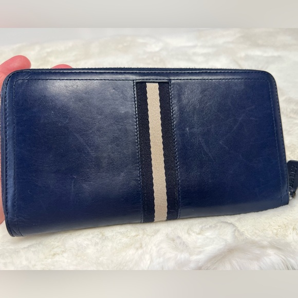 Authentic BALLY Wallet Purse Long Wallet Navy Blue with Tan stripe. Mens zip